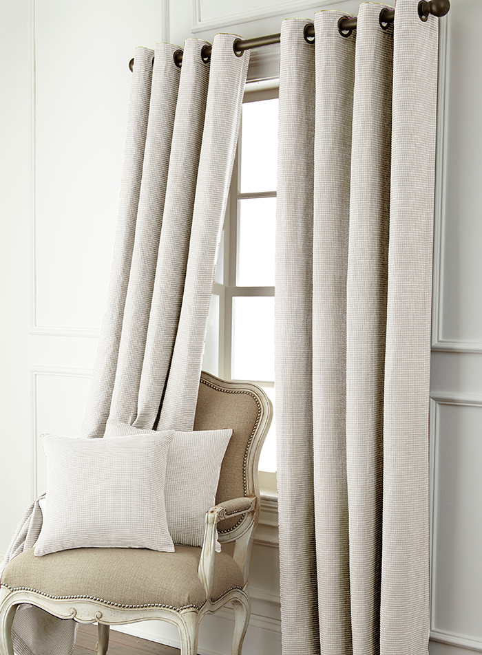 DRAPES AND DECORATIVE PILLOWS WHITE COLLECTION